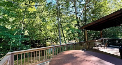 Creekside Log Cabin, Ideal Family Vacation! Hot tub, Fire Pit, Tubing, Fishing