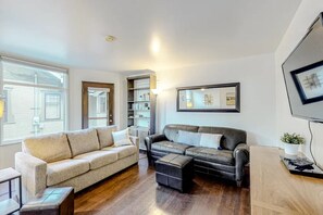 Télévision, lecteur de DVD, livres, vidéothèque