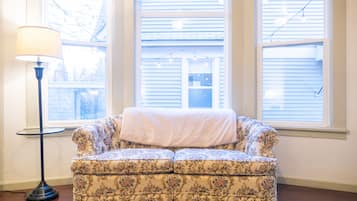 Televisión, reproductor de DVD, libros y videoteca