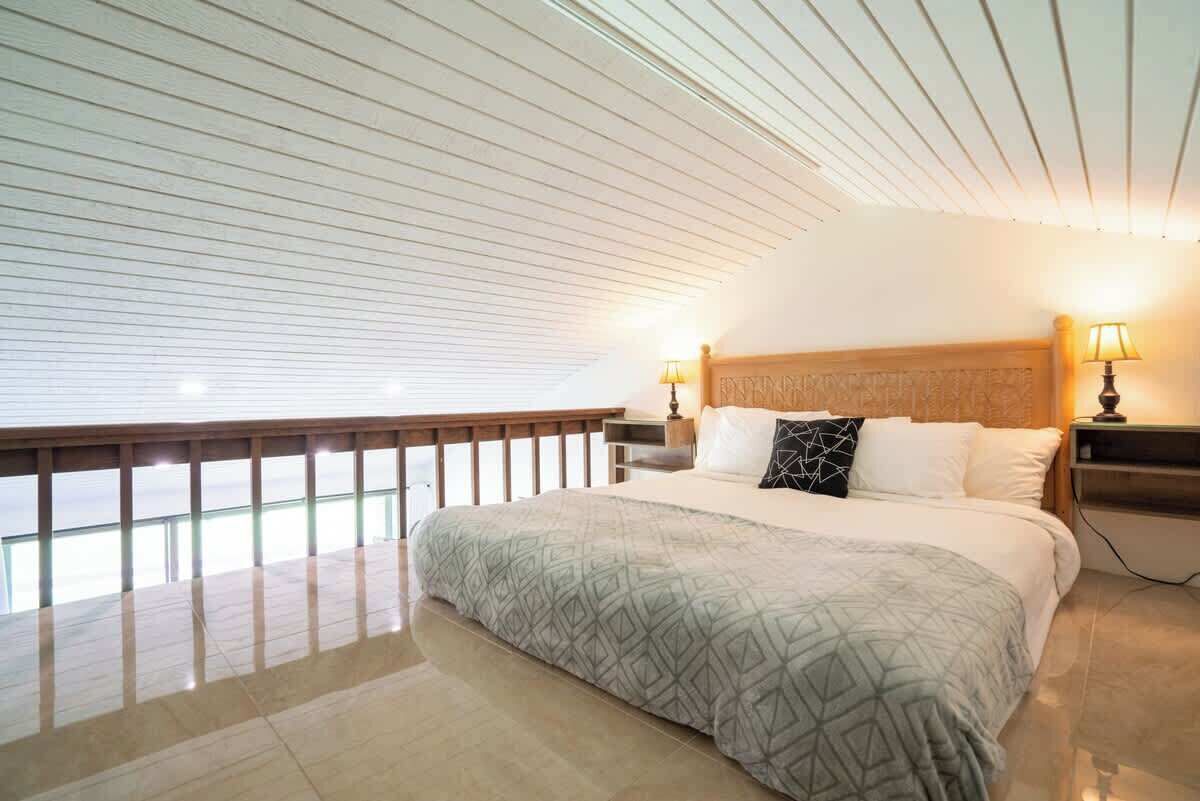 1 soverom, skrivebord, strykejern/-brett og reiseseng for barn