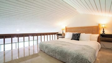 1 soverom, skrivebord, strykejern/-brett og reiseseng for barn