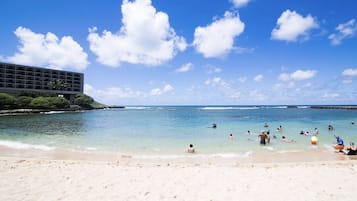 Playa en los alrededores, camastros y toallas de playa