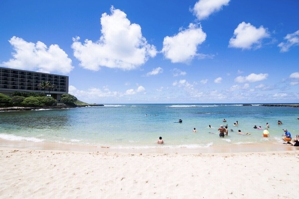 بالقرب من الشاطئ، كراسي للتشمس، مناشف للشاطئ