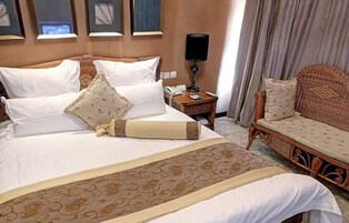 Deluxe Suite | Minibar, desk, blackout drapes, free WiFi