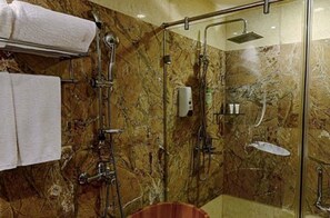 Chuveiro, produtos de toalete grátis, secador de cabelo, chinelos