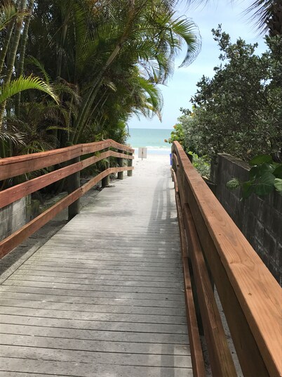 Boho Beach Getaway with pool-Clearwater/St. Pete Beach-3 min. walk to beach