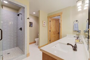 Ein Badezimmer mit Dusche, Toilette und Waschbecken.