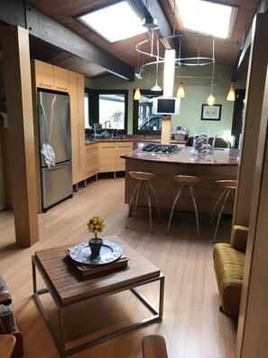 Interior - Exceptional retreat near University of Oregon Athletics. Casa del Roots (Eugene)