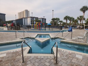 Una piscina techada, una piscina al aire libre