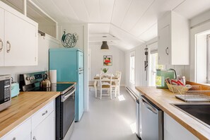 Kylskåp, mikrovågsugn, ugn och spishäll