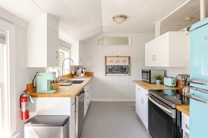 Jääkaappi, mikroaaltouuni, uuni, liesi