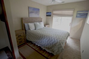 3 bedrooms, iron/ironing board, WiFi, bed sheets - 6 miles to North Cascades NP on the Cascade River (Marblemount)