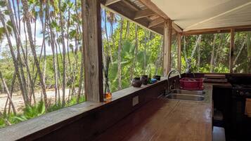 Jääkaappi, uuni, liesi, kahvin-/teenkeitin