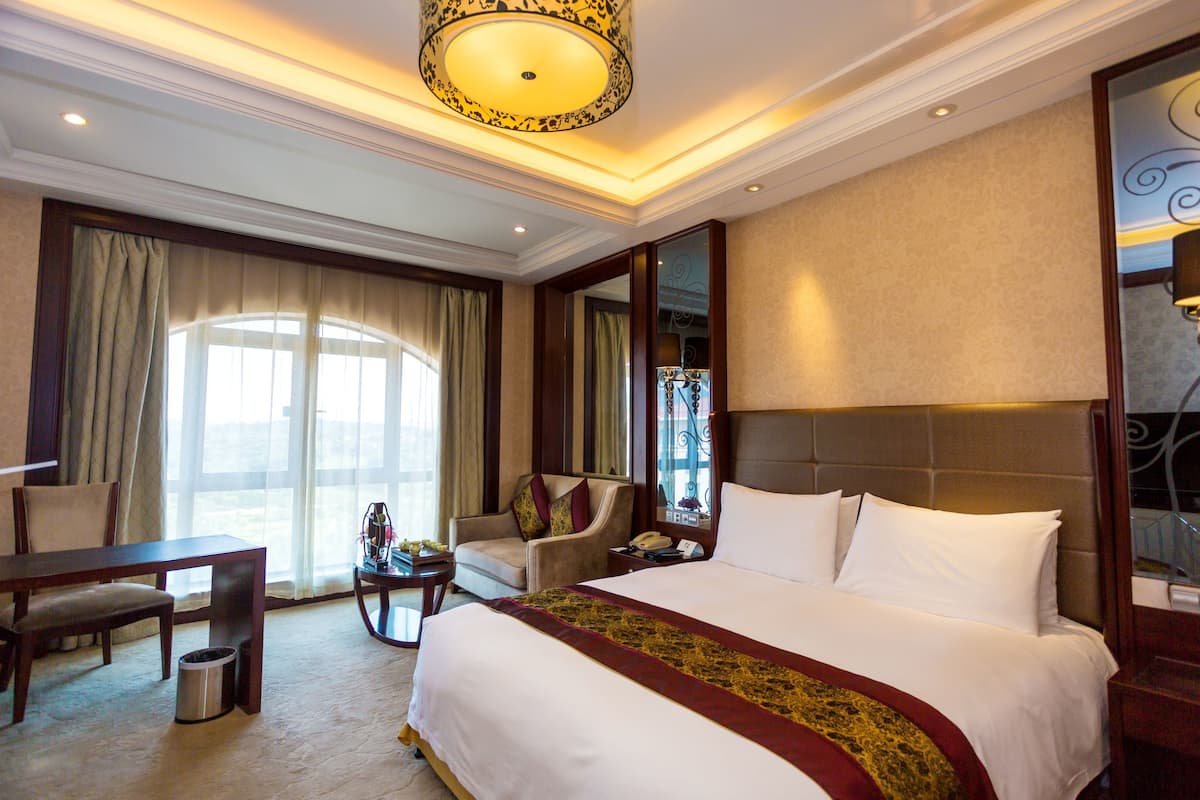 Executive Double Room | Minibar, in-room safe, desk, blackout drapes