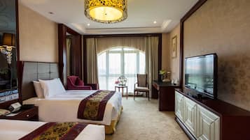 Executive Twin Room | Minibar, in-room safe, desk, blackout drapes