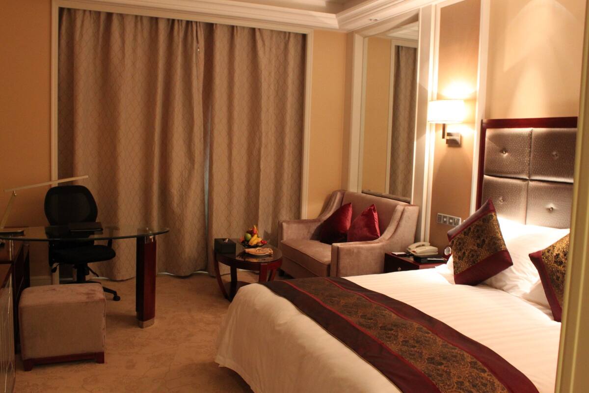 Superior Double Room, Garden View | Minibar, in-room safe, desk, blackout drapes