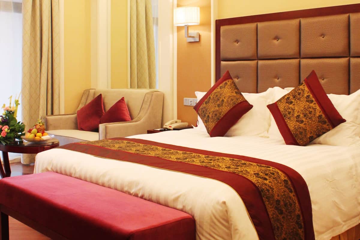 Deluxe Double Room | Minibar, in-room safe, desk, blackout drapes