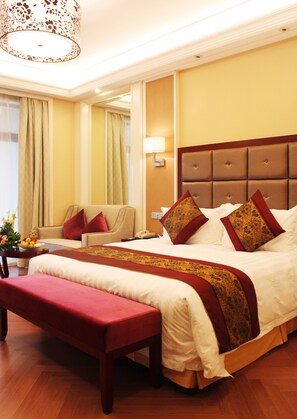 Deluxe-dobbeltværelse | Minibar, pengeskab på værelset, skrivebord, mørklægningsgardiner