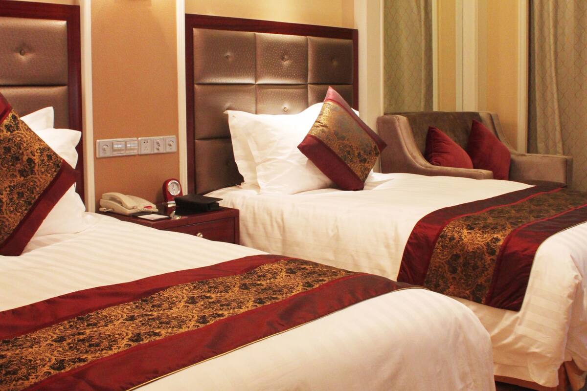 Deluxe Twin Room | Minibar, in-room safe, desk, blackout drapes