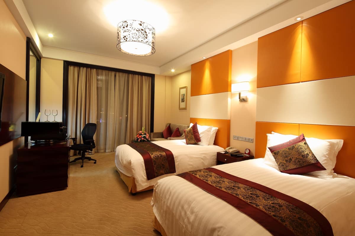 Superior Twin Room, Garden View | Minibar, in-room safe, desk, blackout drapes