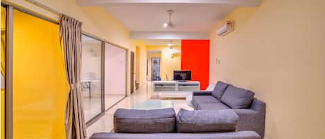 Casa, 4 habitaciones (Double Storey) | Sala de estar | Televisión de pantalla plana de 32 pulgadas con canales digitales