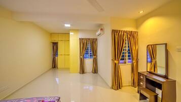 House, 4 Bedrooms (Double Storey) | 4 bilik tidur, peti besi dalam bilik, meja, seterika/papan seterika