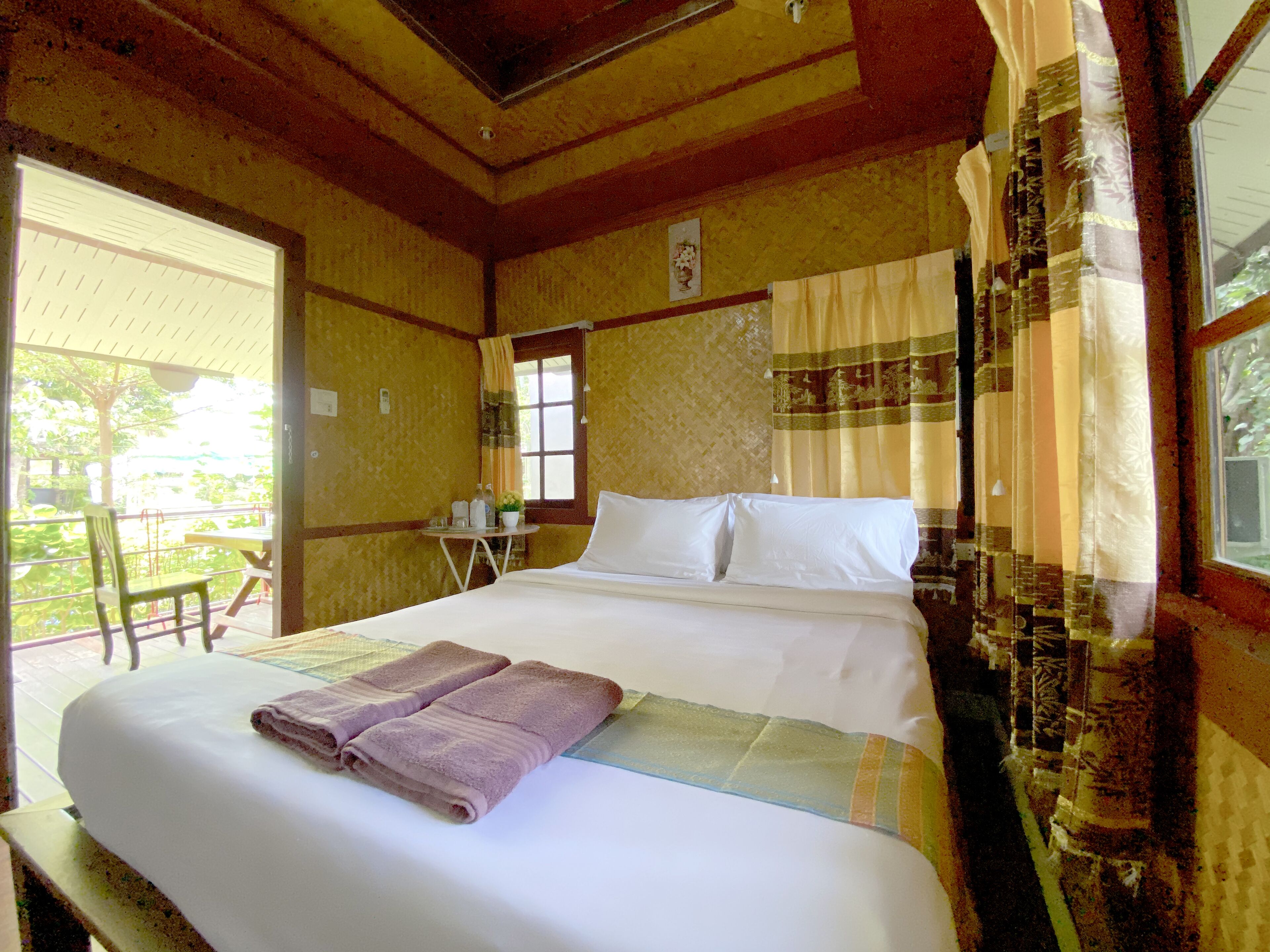 standard double room | in-room safe, desk, free wifi, bed sheets