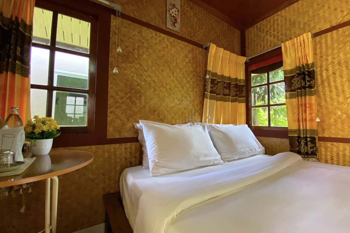 standard double room | in-room safe, desk, free wifi, bed sheets