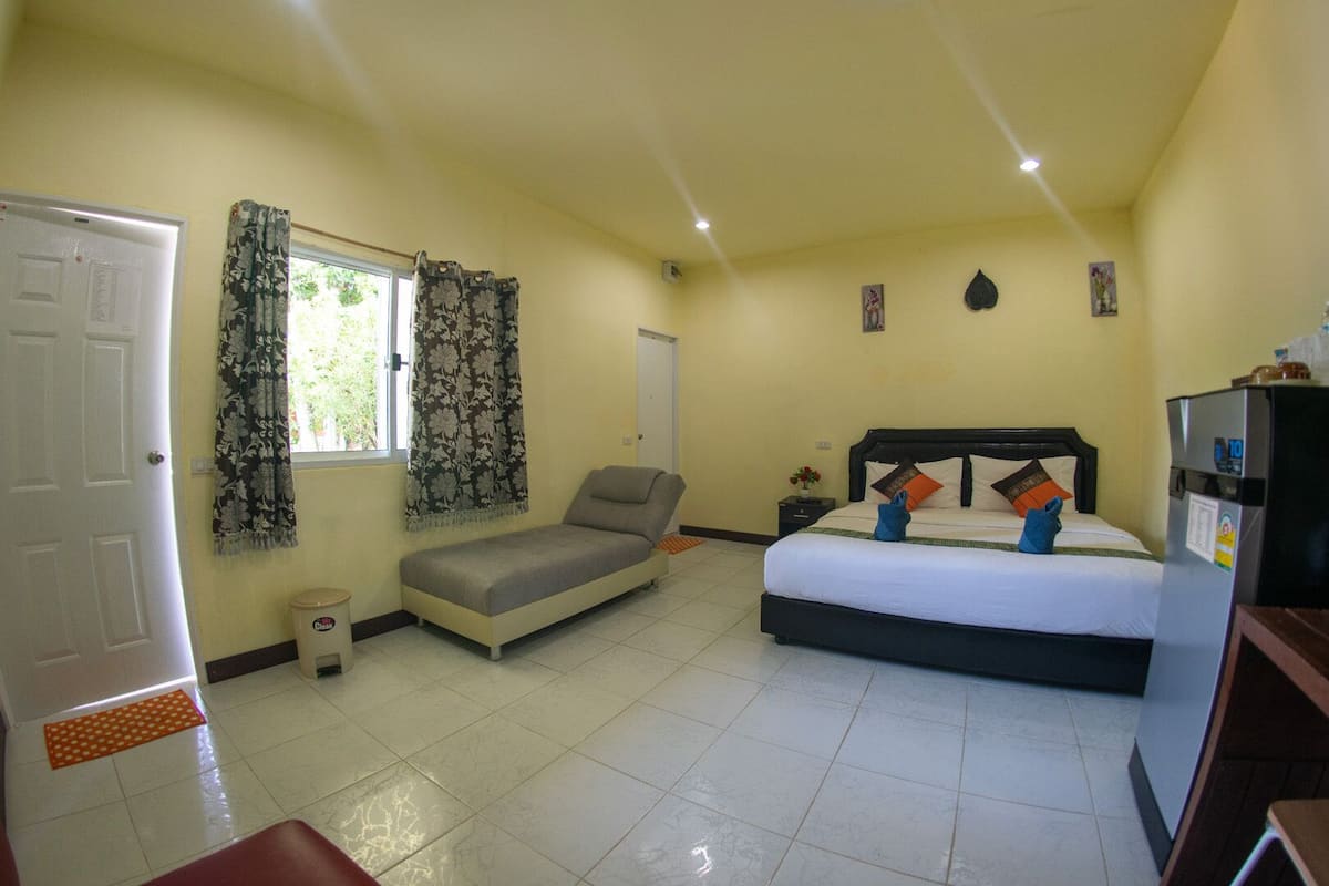 1 habitación, caja de seguridad en la habitación y escritorio