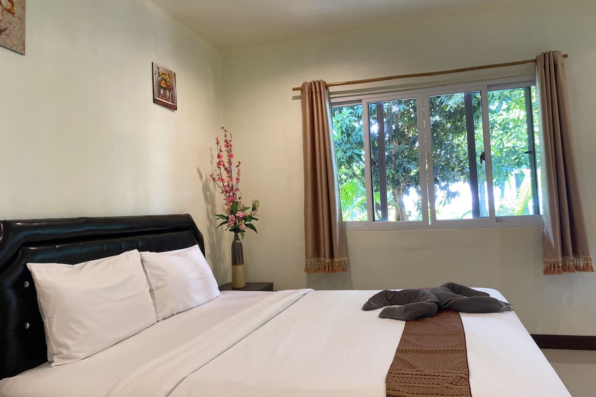 Junior Suite, 1 King Bed, Kitchenette, Garden Area
