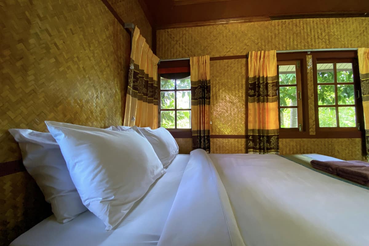 standard double room | in-room safe, desk, free wifi, bed sheets