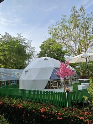 Romantic Tent | In-room safe, desk, free WiFi, bed sheets