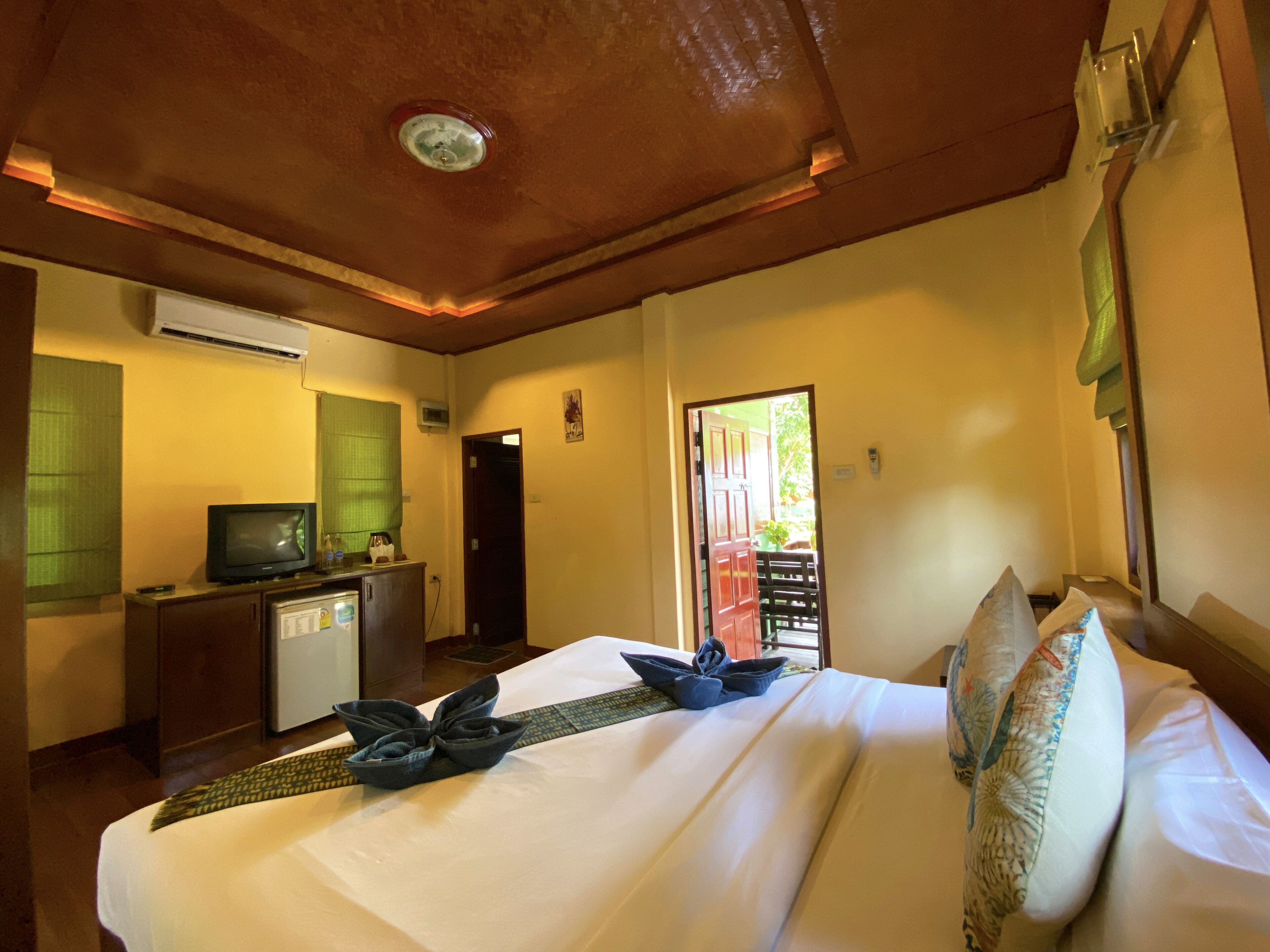 deluxe double room, 1 bedroom, garden view, garden area | in-room safe, desk, free wifi, bed sheets