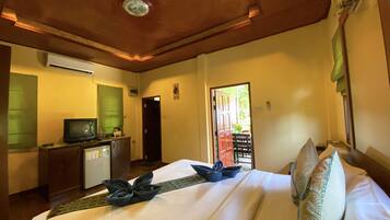 Chambre Deluxe double, 1 chambre, vue sur le jardin, côté jardin | Coffre-fort, accès au Wi-Fi (inclus), literie fournie
