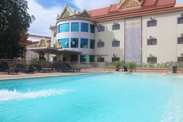 Outdoor pool - 7 Makara Hotel (Kampong Cham)
