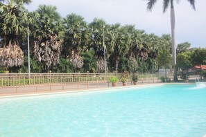Outdoor pool - 7 Makara Hotel (Kampong Cham)