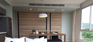 Deluxe Apartment with Two Bedroom | Coin séjour | Télévision LED de 55 pouces avec chaînes par câble, télévision