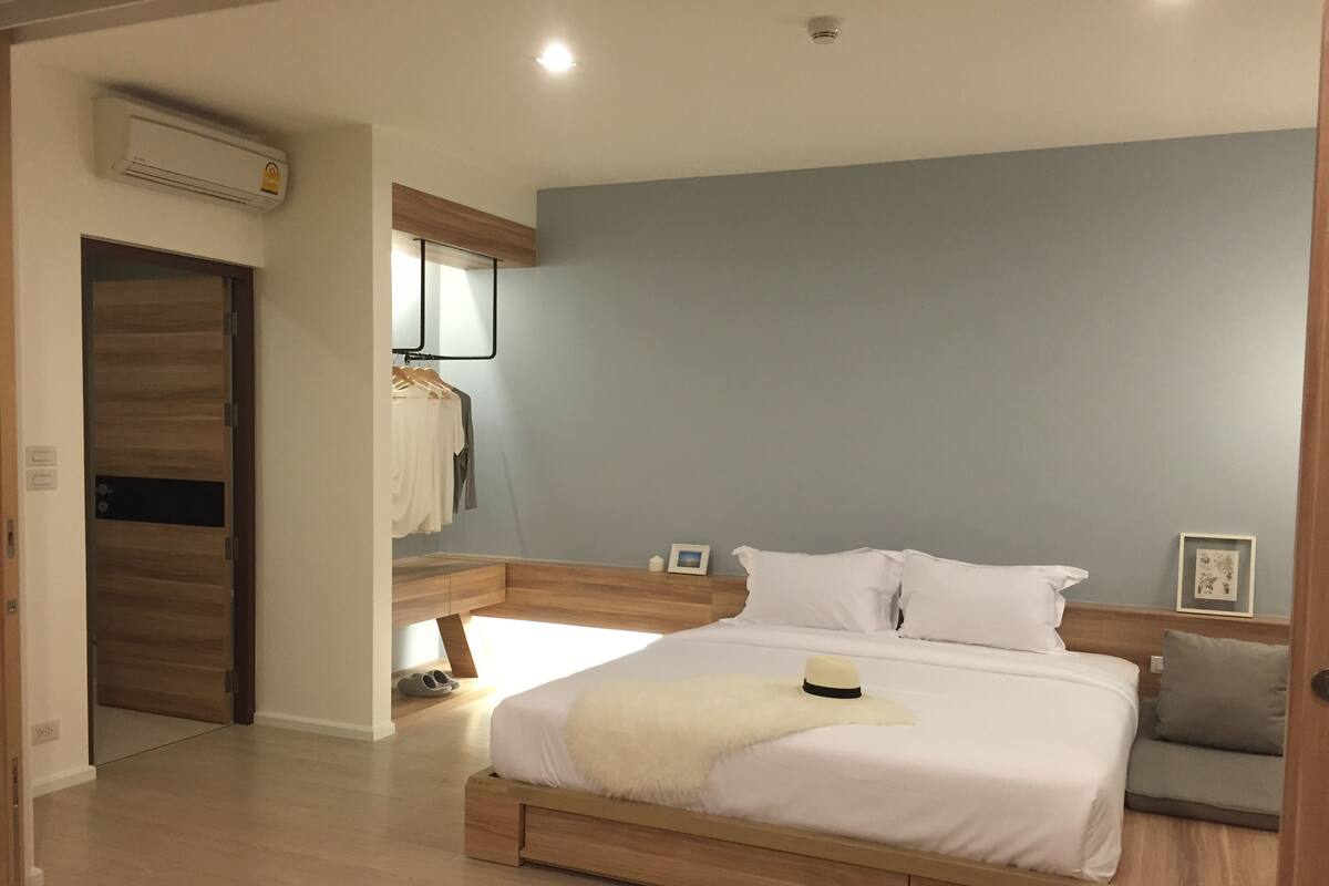 Comfort Apartment with Pool View | In-room safe, iron/ironing board, free WiFi