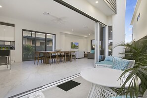 5 Bedroom House (2 King, 2 Queen + 2 Triple-bunk) | Terrace/patio - Ray of Sunshine (Broadbeach Waters)