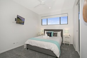 บ้านดีลักซ์, 5 ห้องนอน, วิวสระว่ายน้ำ (2 King, 2 Queen + 2 Triple-bunk) | 5 ห้องนอน, โต๊ะทำงาน, เตารีด/โต๊ะรีดผ้า, เปล/เตียงเด็กอ่อน