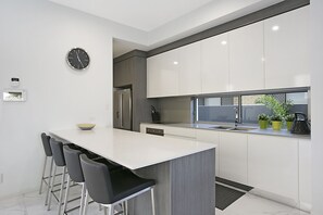 บ้านดีลักซ์, 5 ห้องนอน, วิวสระว่ายน้ำ (2 King, 2 Queen + 2 Triple-bunk) | ครัวส่วนตัว | ตู้เย็นขนาดใหญ่, ไมโครเวฟ, เตาอบ, เตาประกอบอาหาร