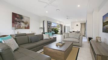 Maison Deluxe, 5 chambres, vue piscine (2 King, 2 Queen + 2 Triple-bunk) | Salle de séjour