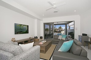 5 Bedroom House (2 King, 2 Queen + 2 Triple-bunk) | Living room | Flat-screen TV, DVD player - Ray of Sunshine (Broadbeach Waters)