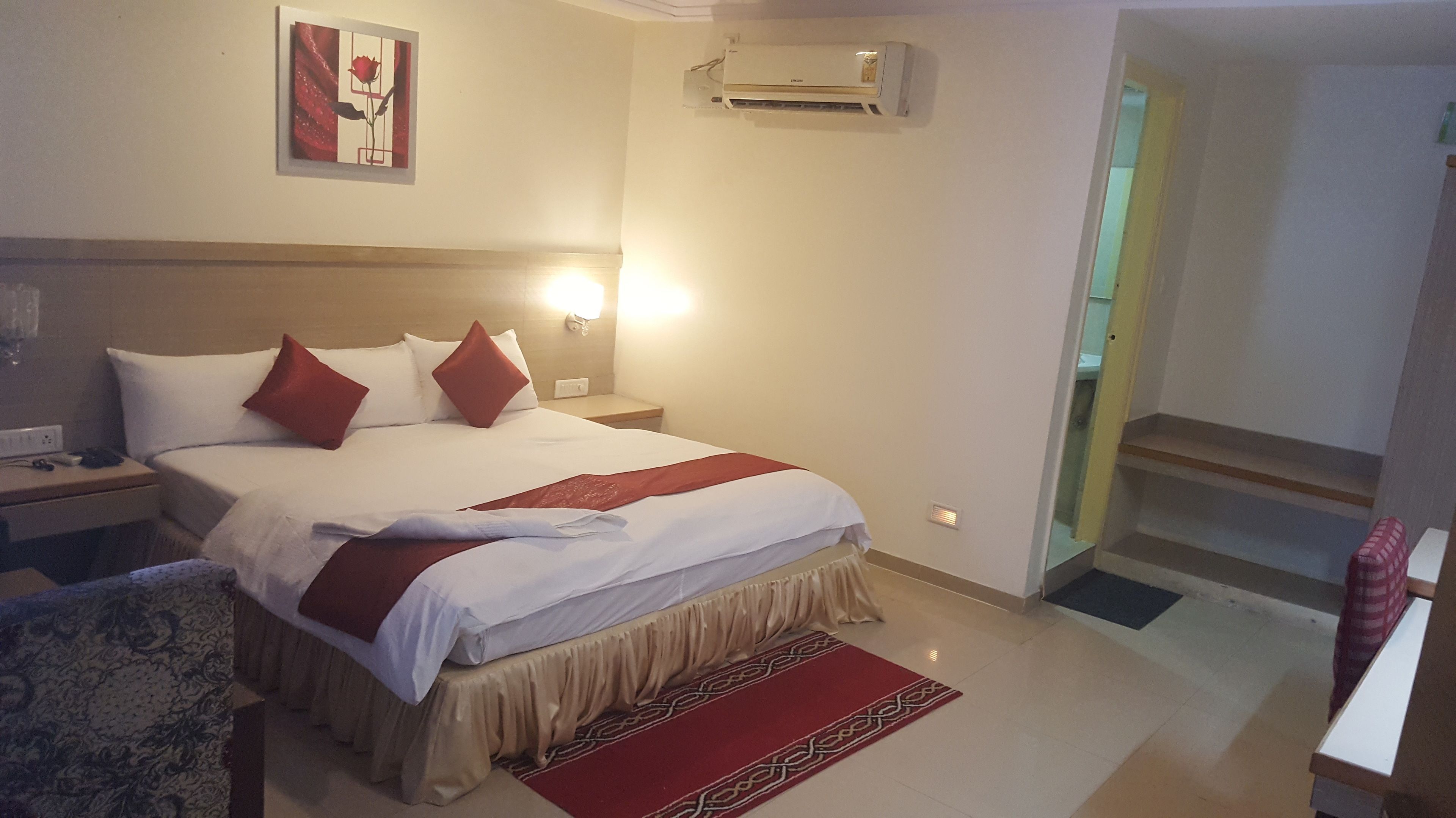 Phòng đôi Business, 1 giường cỡ king | Két bảo mật tại phòng, bàn, giường gấp/giường phụ (phụ phí) 