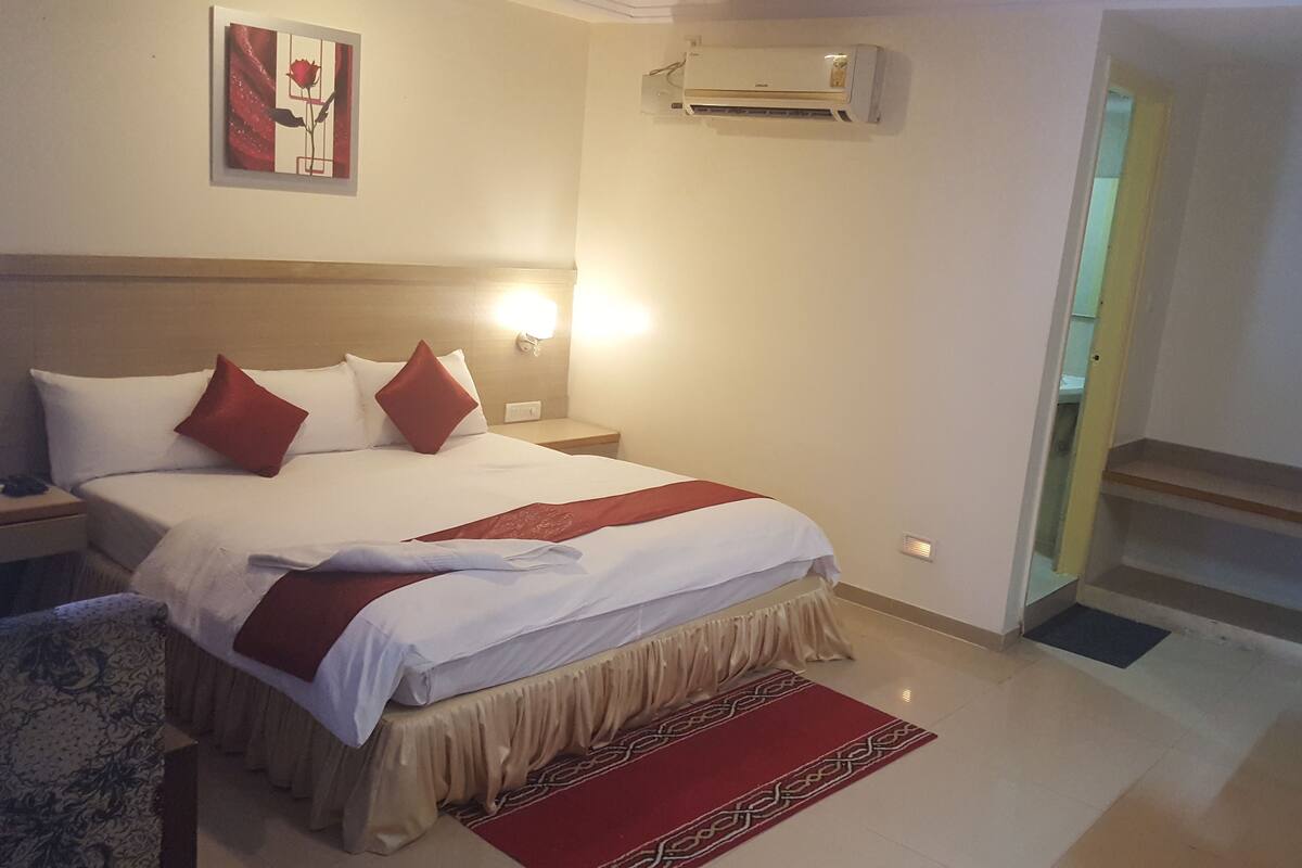 Phòng đôi Business, 1 giường cỡ king | Két bảo mật tại phòng, bàn, giường gấp/giường phụ (phụ phí)