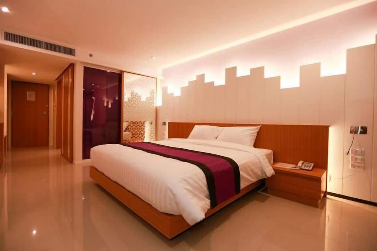 Minibar, in-room safe, rollaway beds, free WiFi