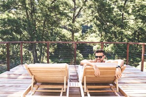 Tente luxueuse, 1 très grand lit, non-fumeur, vue sur le fleuve | Vue de la chambre