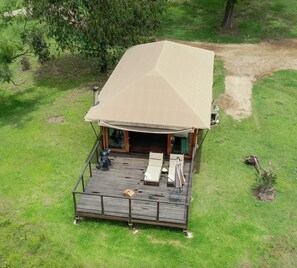 Un petit bâtiment d’un seul étage doté d’un patio abrité.
