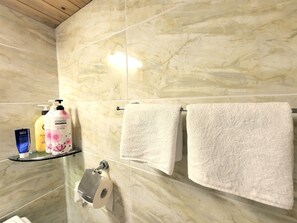 四人房 | 浴室 | 淋浴設備、免費梳洗用品、風筒、提供毛巾