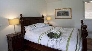 Studio Suite, 1 Queen Bed | Premium bedding, blackout drapes, iron/ironing board, bed sheets